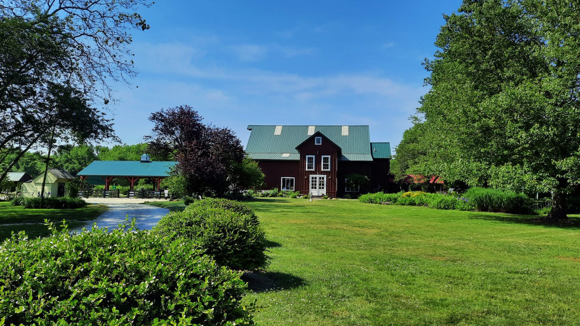 A large house with a pond in the middle of it.